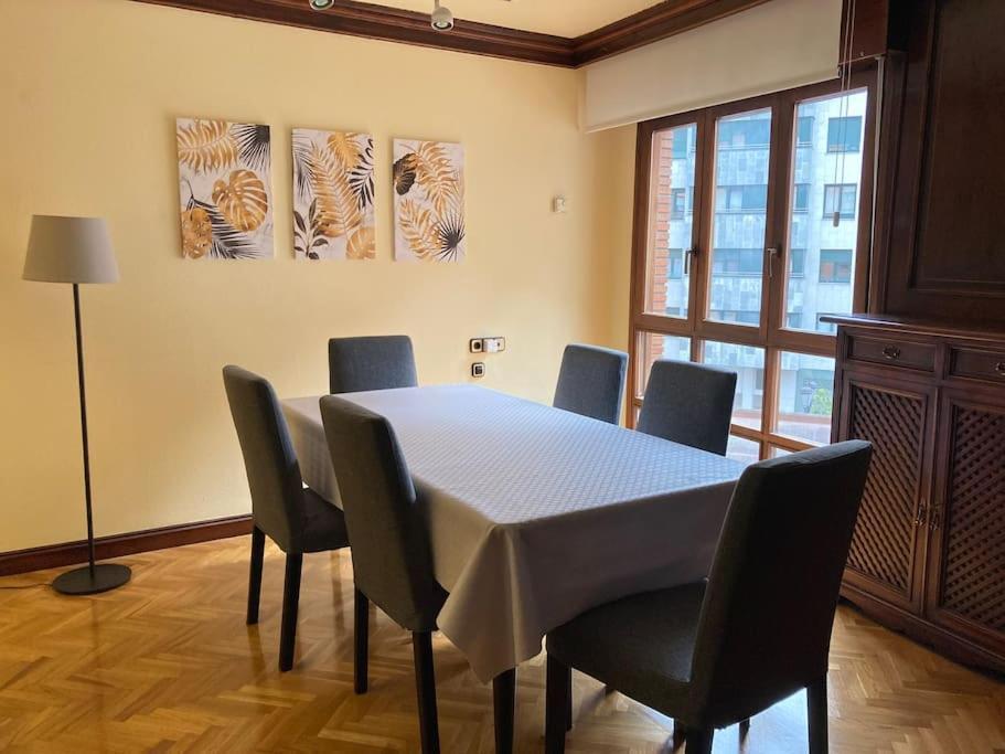 Centrico Apartamento De 2 Habitaciones By Bebalmy Oviedo Bagian luar foto