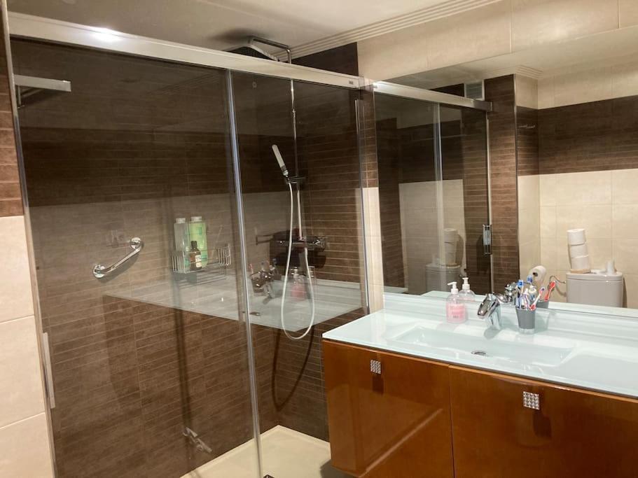 Centrico Apartamento De 2 Habitaciones By Bebalmy Oviedo Bagian luar foto